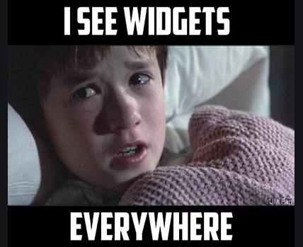 Meme de l'acteur Haley Joel Osment dans le film le 6ème sens. Il a peur et pleure en regardant vers sa droite. Il est sous une couverture rose et il dit "I see widgets everywhere"